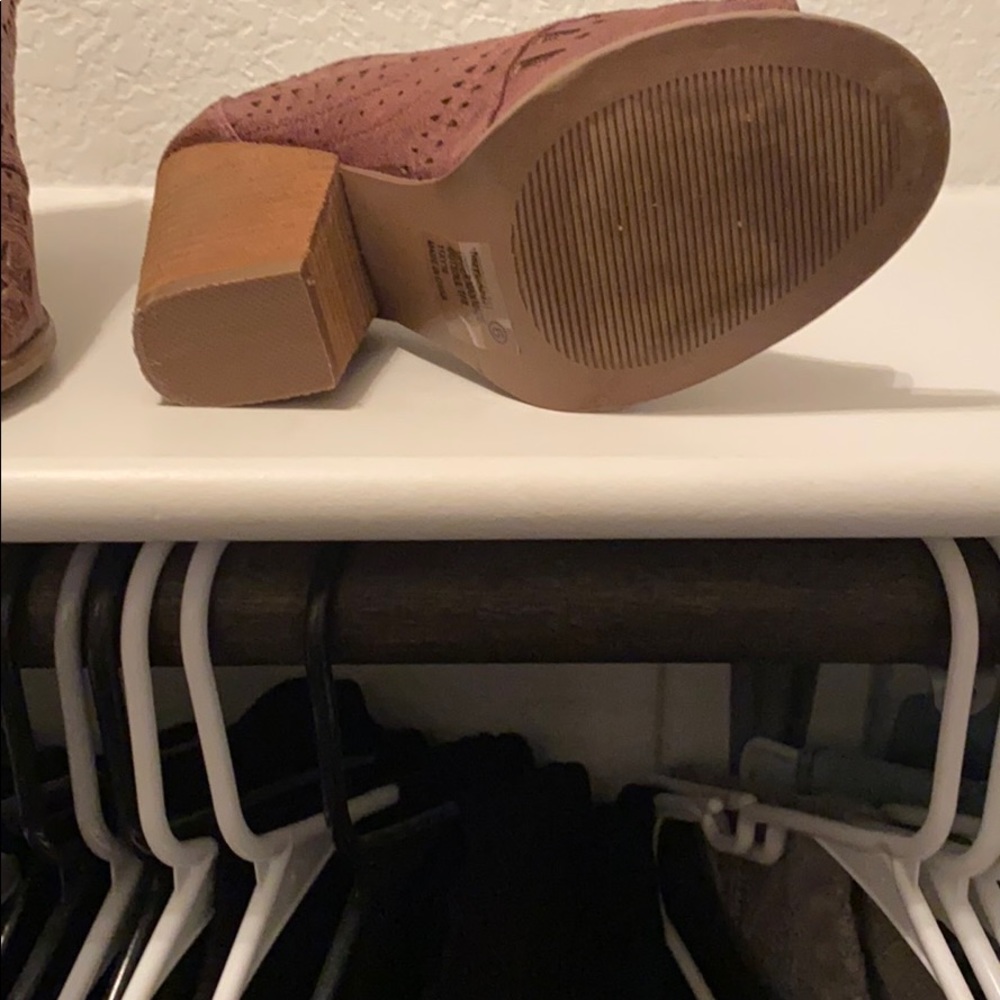 Shoe - Picture 2 of 2